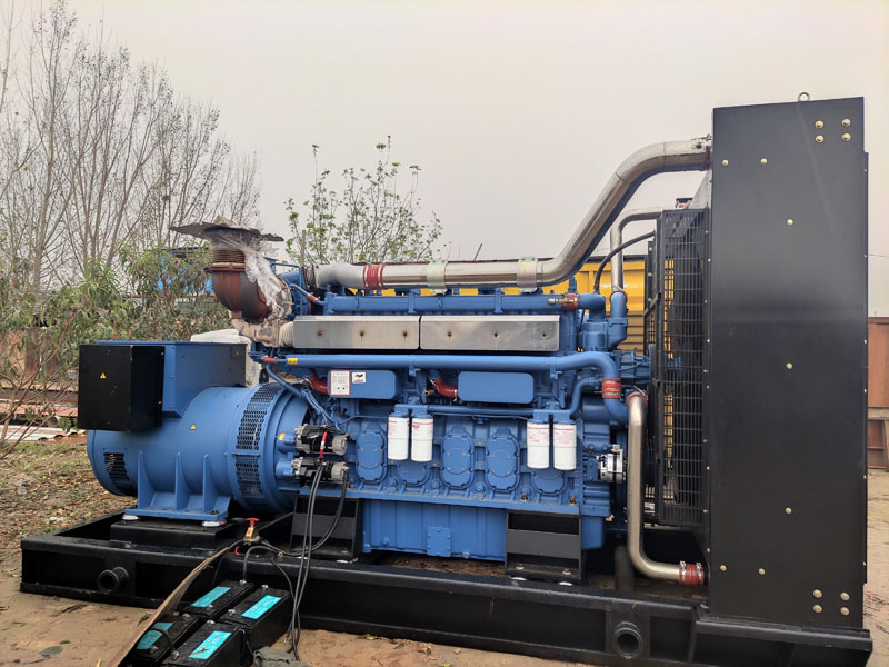 三伏潭镇柴油发电机组更换机油时，应遵循哪些步骤？